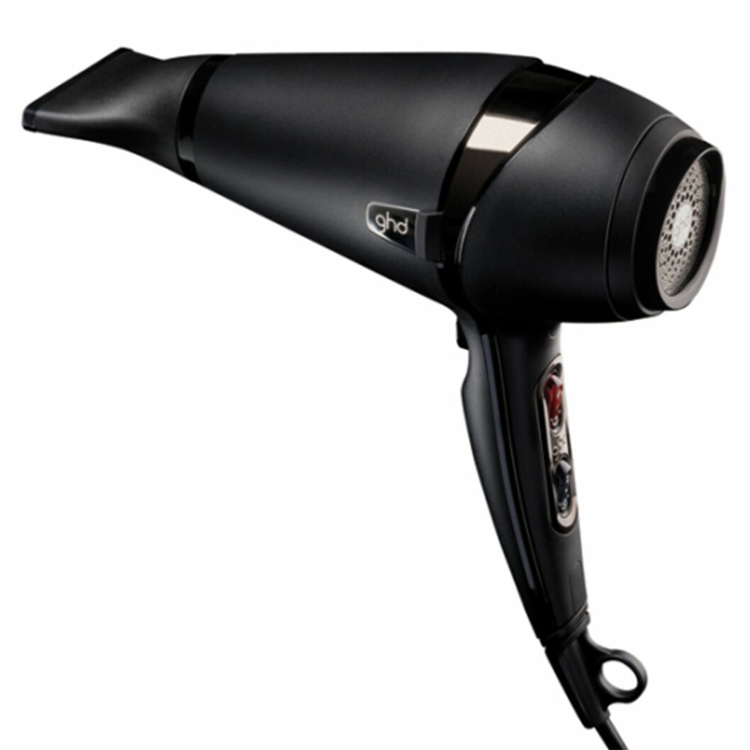 Hårtork från GHD, 1399 kronor. <a href="https://track.adtraction.com/t/t?a=1117786221&as=1213658115&t=2&tk=1&epi=langre-har&url=https://www.lyko.se/harvard/varmeverktyg/fon/ghd-air-professional-hairdryer" target="_blank" rel="noopener">Här kan du köpa den</a>. hårtork från GHD