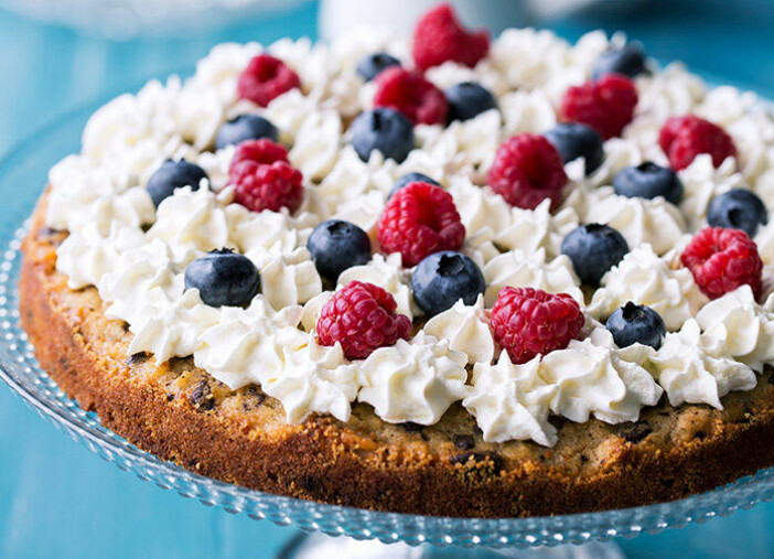 Recept av: Marie Tegnér. Foto: Katja Kristoferson. Havre- och chokladtårta med bär.