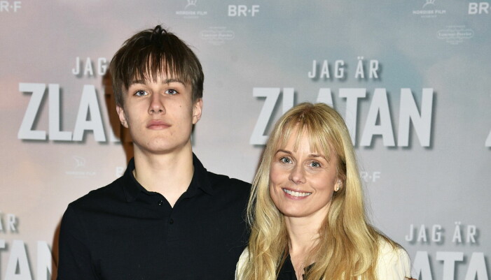 Helena och sonen Alfred har en nära relation och umgås mycket tillsammans. Helena af Sandeberg med sin son Alfred på biopremiär.