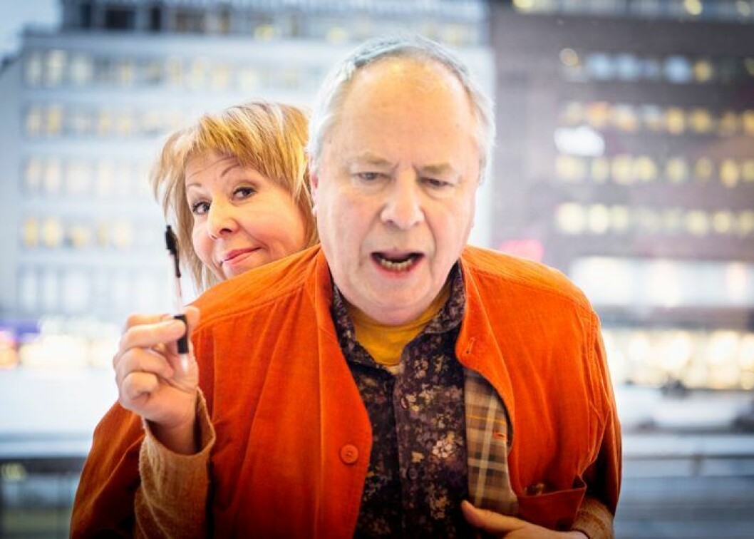 När Helge Skoog lämnade ”Halv åtta hos mig” lämnade han över till kollegan Pia Johansson. Foto: TT Helge Skoog Framför Pia Johansson.