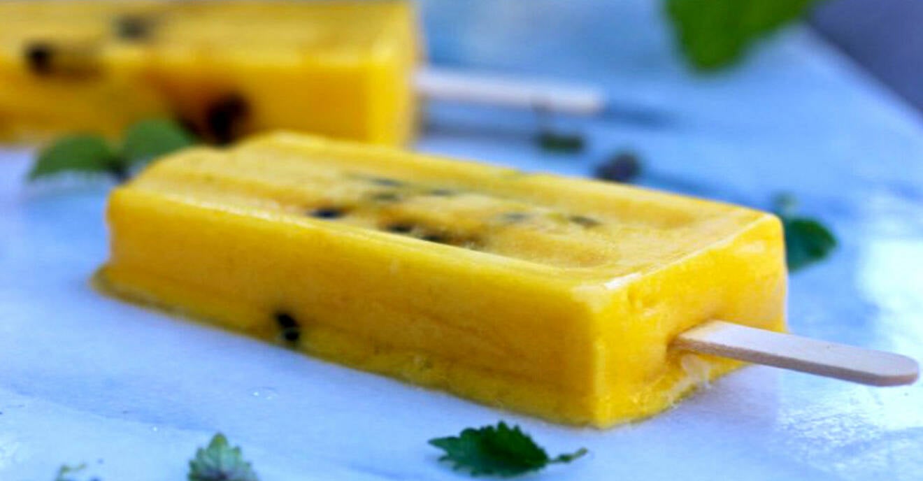 Isglass med mango och passionsfrukt. Mangon ger A- och C-vitamin, passionsfrukten protein och järn. 