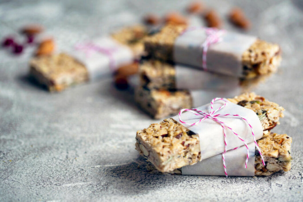 Det går enkelt att göra egna proteinbars hemma. Det går enkelt att göra egna proteinbars hemma