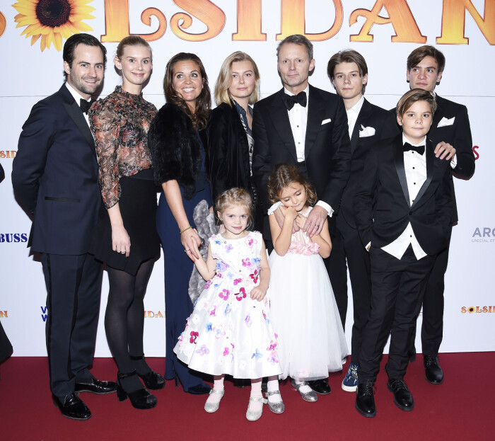Felix med frun Clara och alla barn på en premiär av Solsidan. Foto: Karin Törnblom/TT. Felix Herngren med hela familjen på premiären av en ny säsong av Solsidan 2017