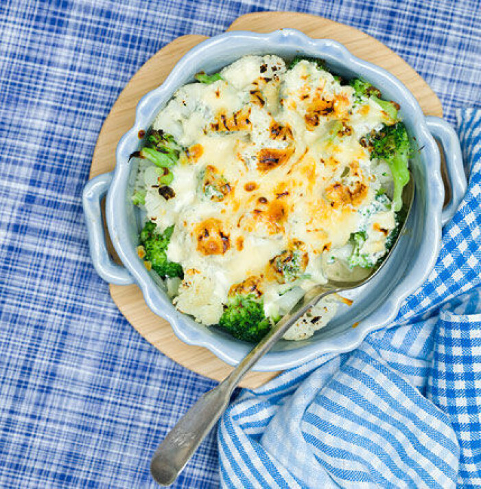 broccoli- och blomkålsgratäng med kassler