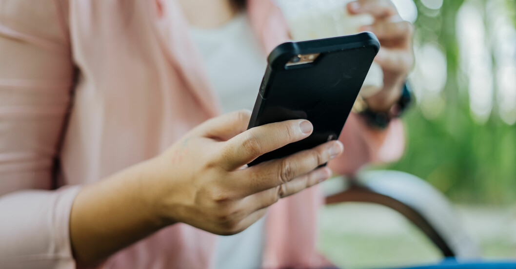 Kommer du ihåg att bara kolla mobilen på dagtid, och låta den stanna utanför sovrummet? kvinna scrollar i mobilen