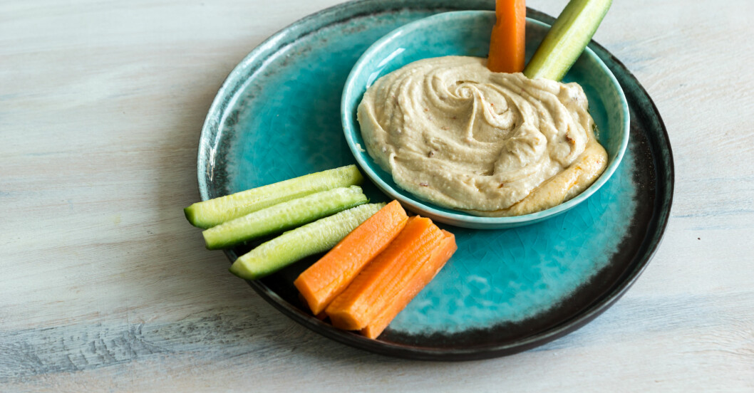 Hummus och grönsaksstavar.