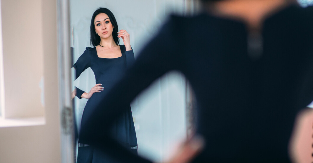 För narcissisten fungerar humorn som ett sätt att framhäva sig själv på – och för att imponera och få bekräftelse. Kvinna speglar sig