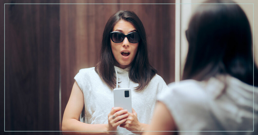 En kvinna tar selfie i spegeln