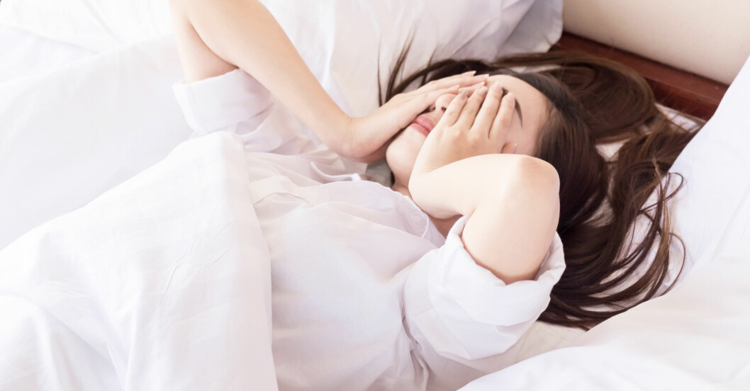 Kvinna vaknar med huvudvärk på morgonen