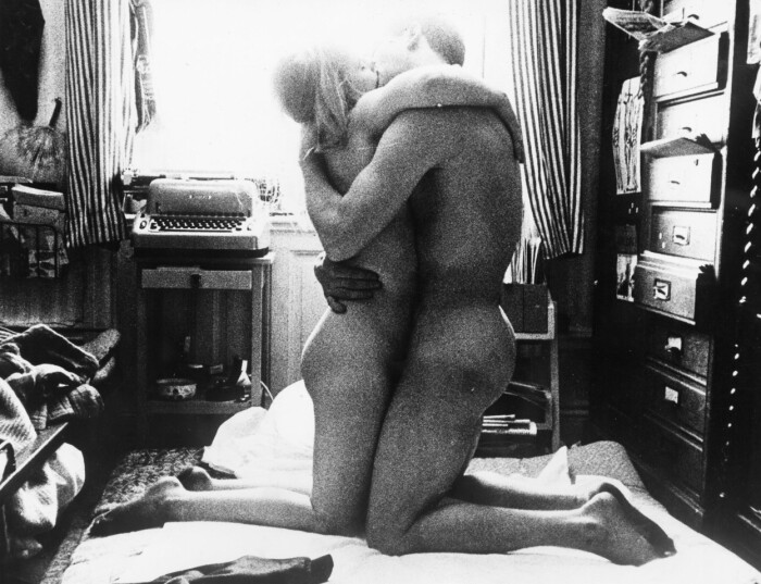Lena Nyman och Börje Ahlstedt kysser varandra nakna i filmen Jag är nyfiken - gul