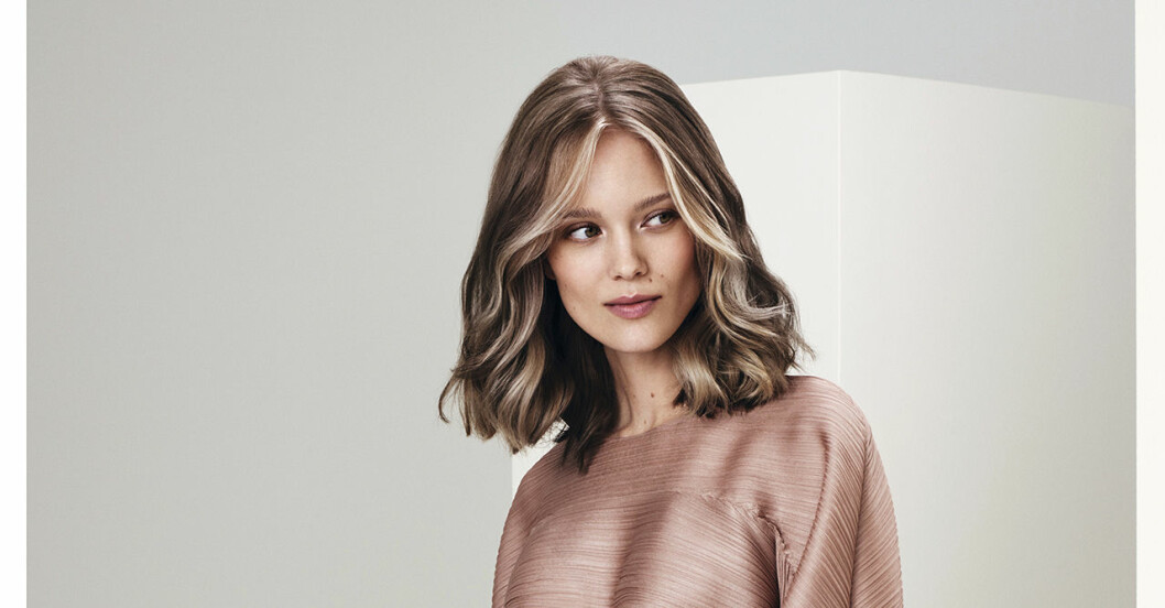 Beige-blont är ett alternativ till helblont. Färg: Schwartzkopf. Kvinna med blont hår o flera olika nyanser