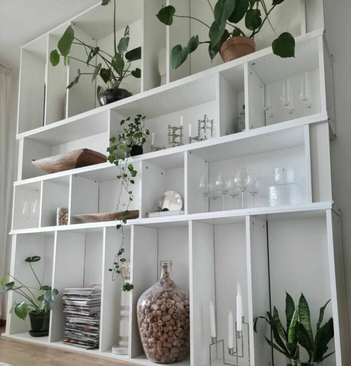 Genom att lägga Billy-bokhyllorna ovanpå varandra skapar man en mer personlig hyllpjäs som också rymmer mycket.<br>Foto: Frida Sundbom, Facebook. IKEA:s Billy bokhylla som ligger vågrätt