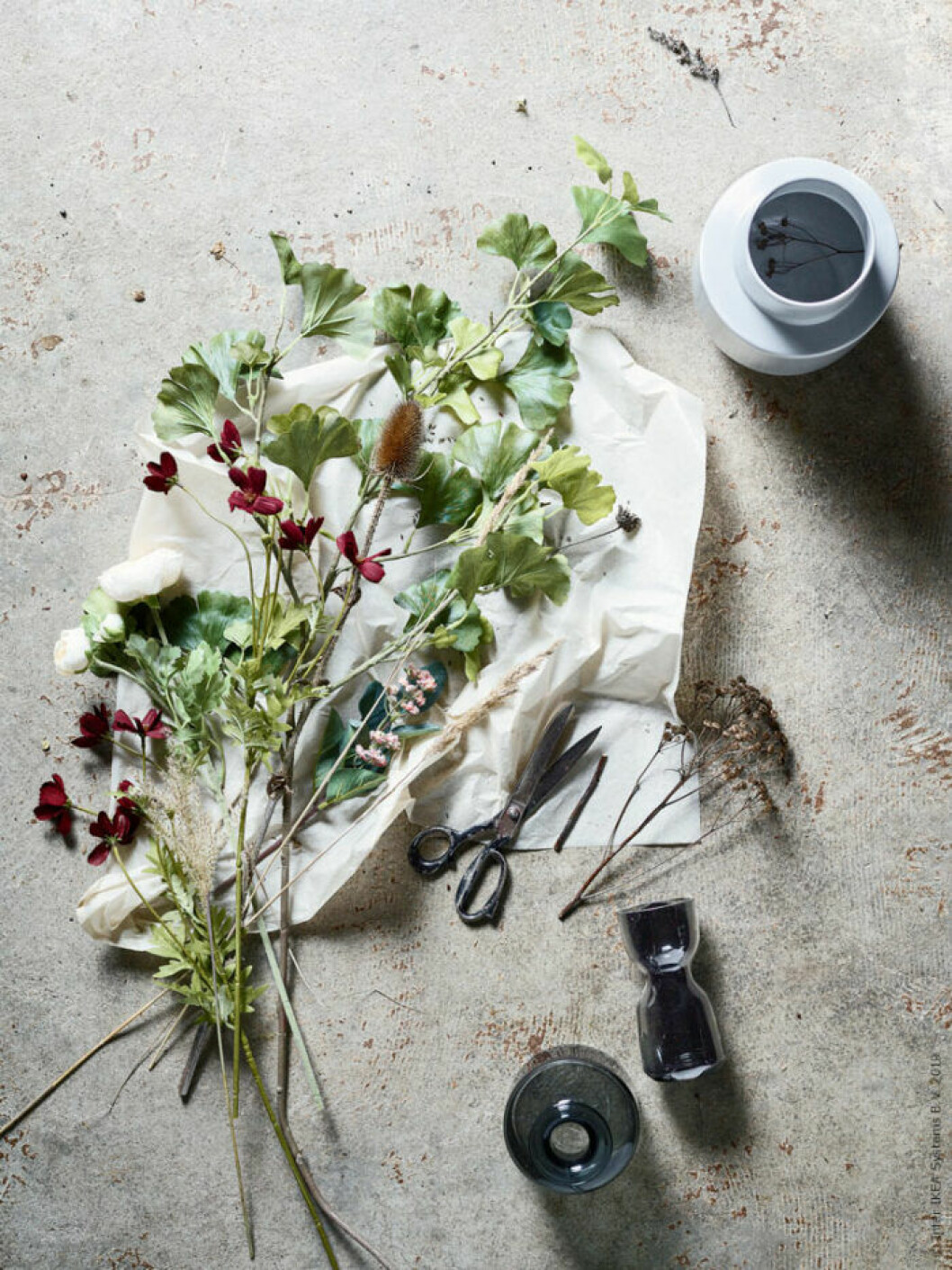 Vissnande växter kan också vara vackra. Stylist: Camilla Gantelius Fotograf: Andrea Papini för <a href="https://livethemma.ikea.se/" target="_blank" rel="noopener">Ikea/Livet hemma</a> Vissnande växter kan också vara vackra, lär vi oss av Ikebana