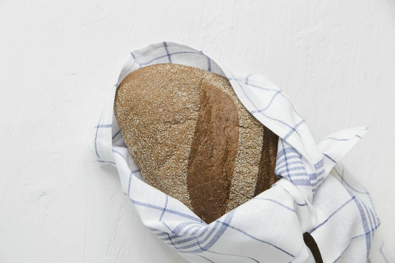 Brödet kan skyddas mot mögelangrepp genom att lindas in i en ren handduk.