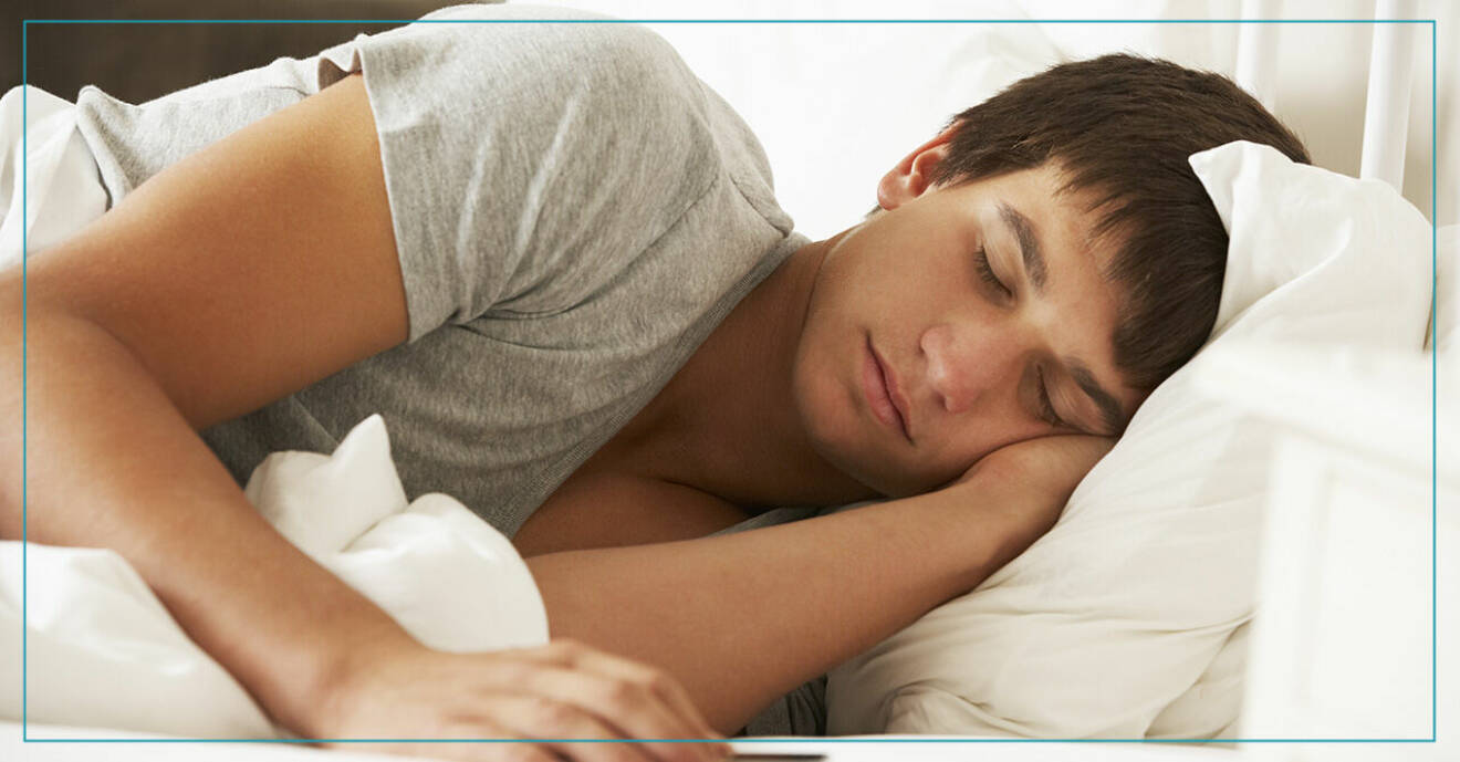 Tonårig kille sover i sängen