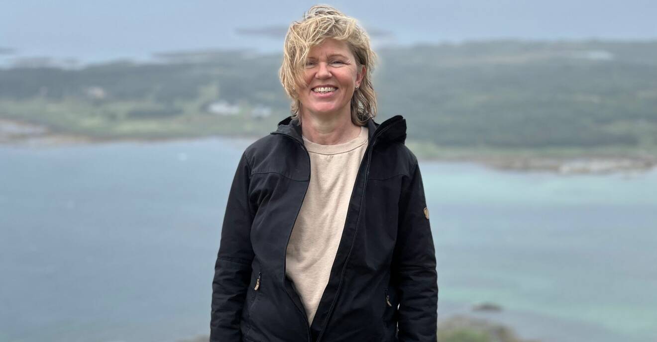 Christina Lundell står på berg med utsikt över vatten