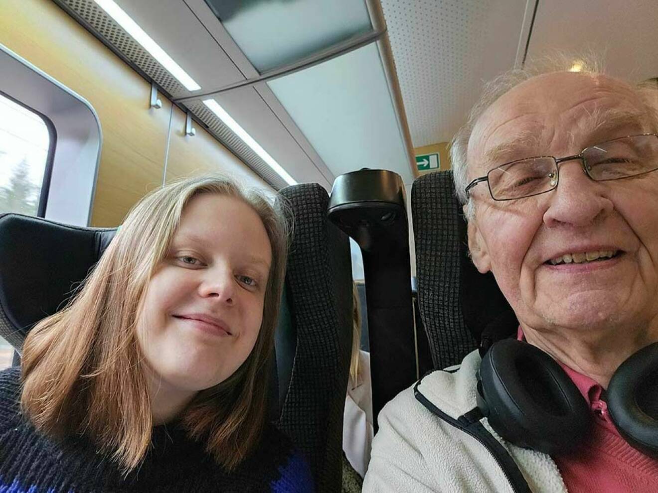 Emma och hennes morfar Hasse på tågsemester i Europa.