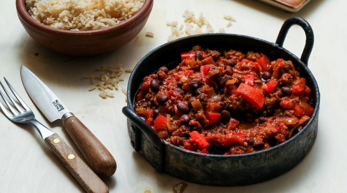 Chili con carne med svarta bönor, paprika och fullkornsris | MåBra
