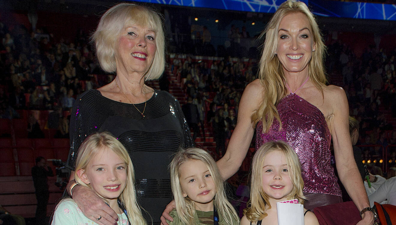 Linda Lindorff med sina barn samt sin mamma i publiken på Idol.