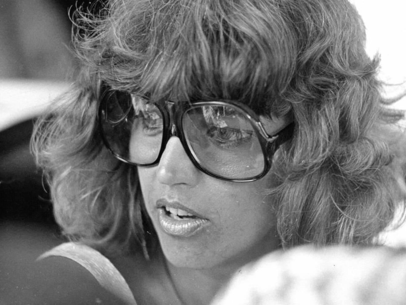 Närbild av Lill-Babs med stora glasögon 1967.