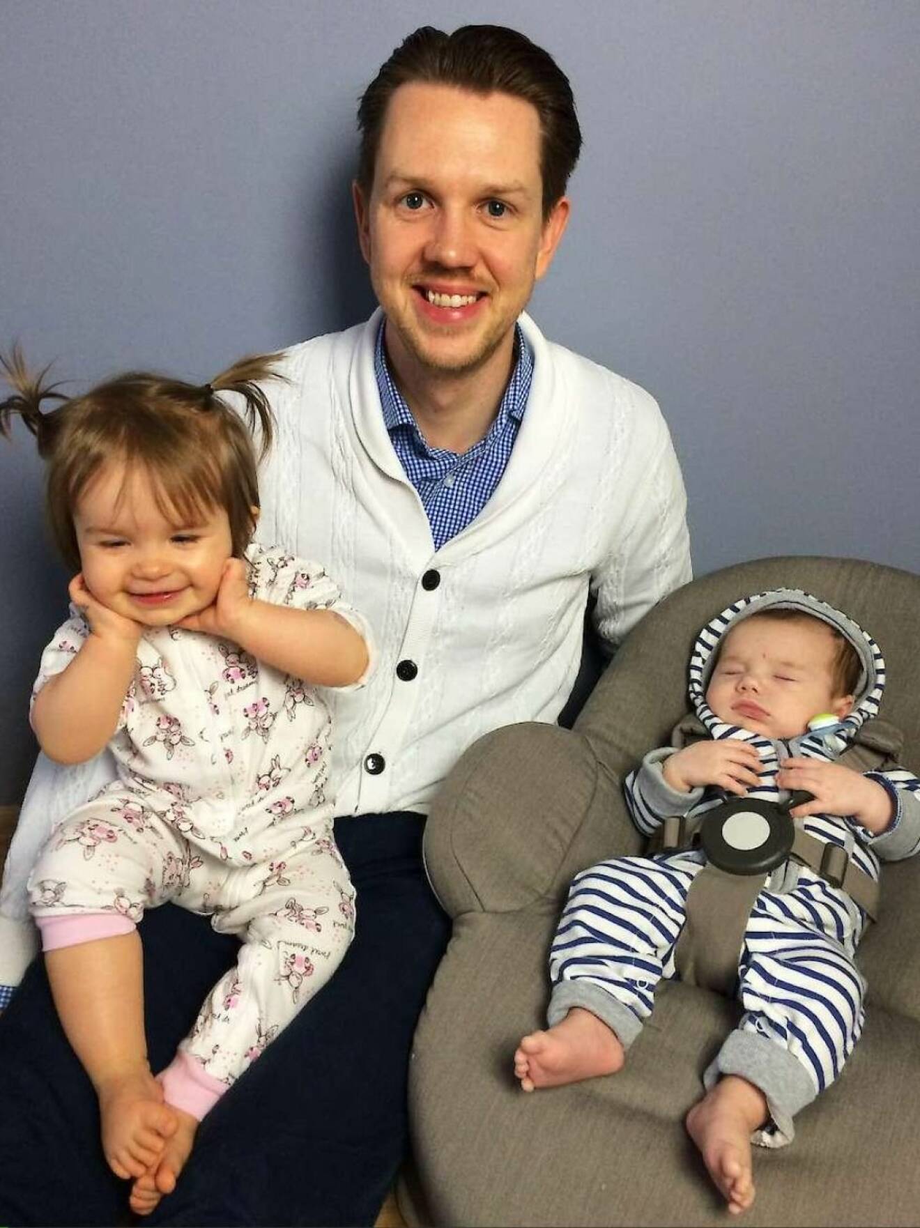 Stefan Lagergren med sina två barn.