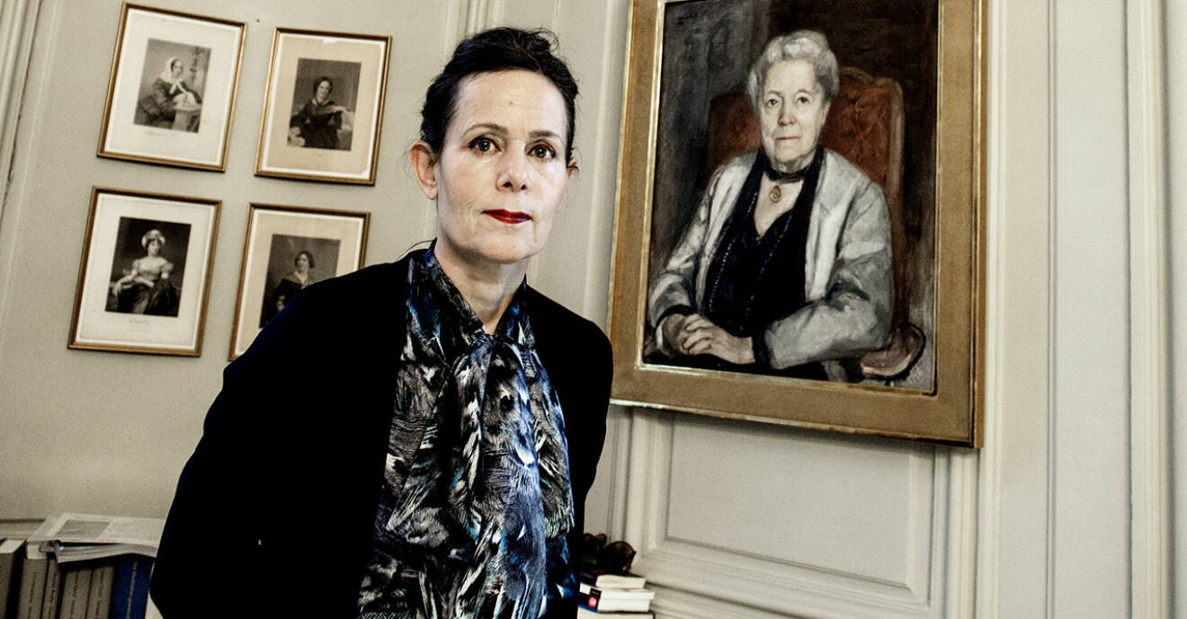 Sara Danius, ständig sekreterare i Svenska Akademien, intill ett porträtt av Selna Lagerlöf