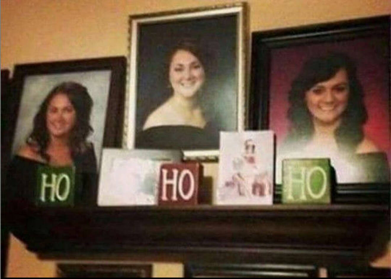 Ho Ho Ho" står det under de tre systrarnas bilder.