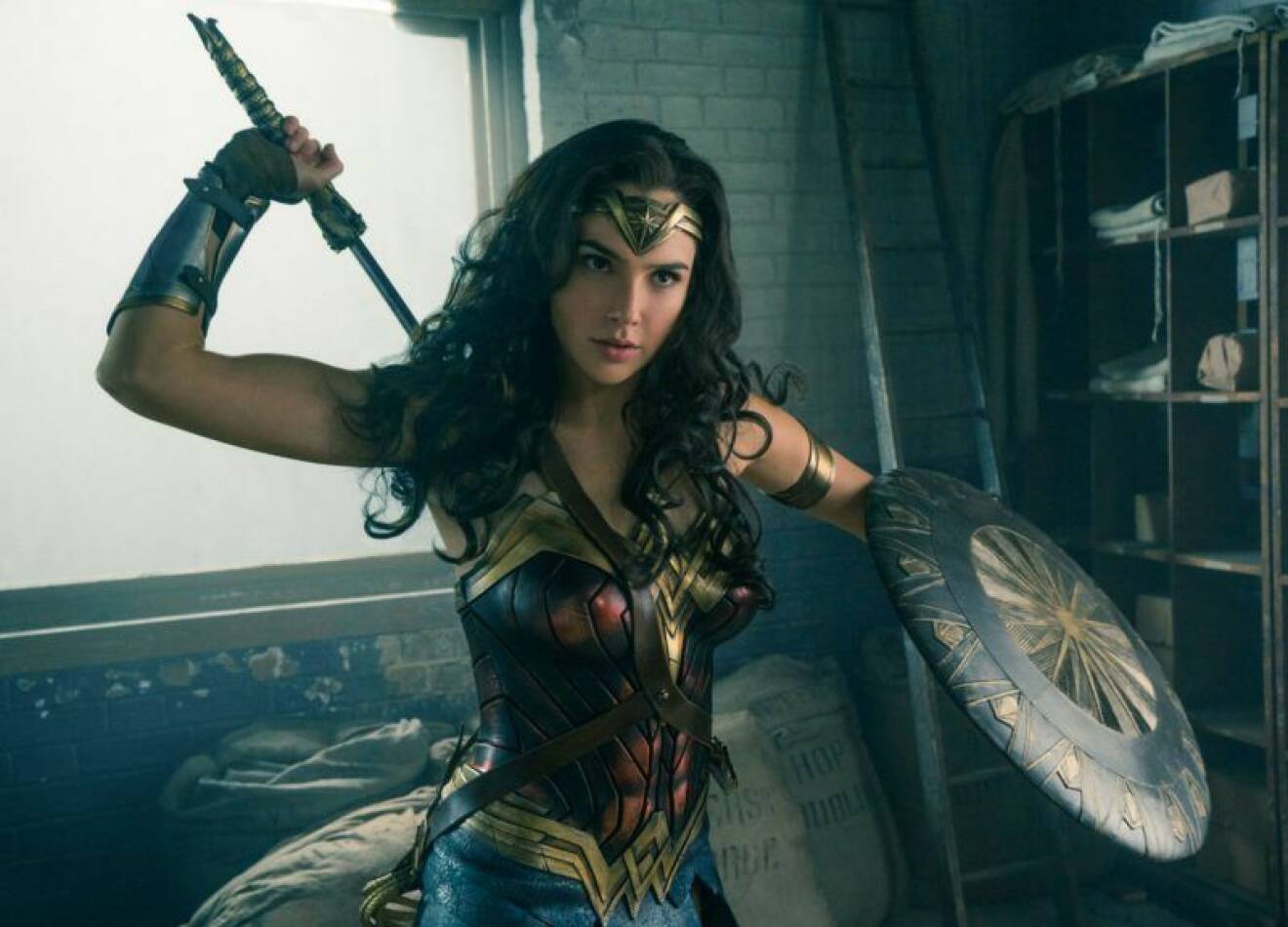 Gal Gadot spelar huvudrollen i Wonder Woman. 