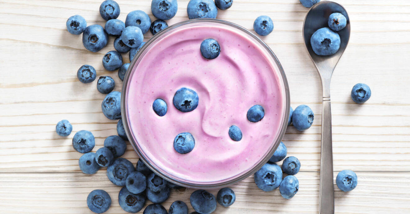 Byt fruktyoghurt mot naturell yoghurt för att kapa kalorier.