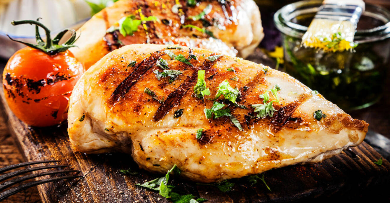 Byt kyckling med skinn mot kyckling utan skinn för att kapa kalorier.
