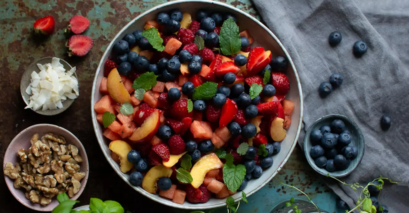 Superfräsch fruktsallad med lime, mynta och bär signerad MåBra:s bloggare Supermat.
