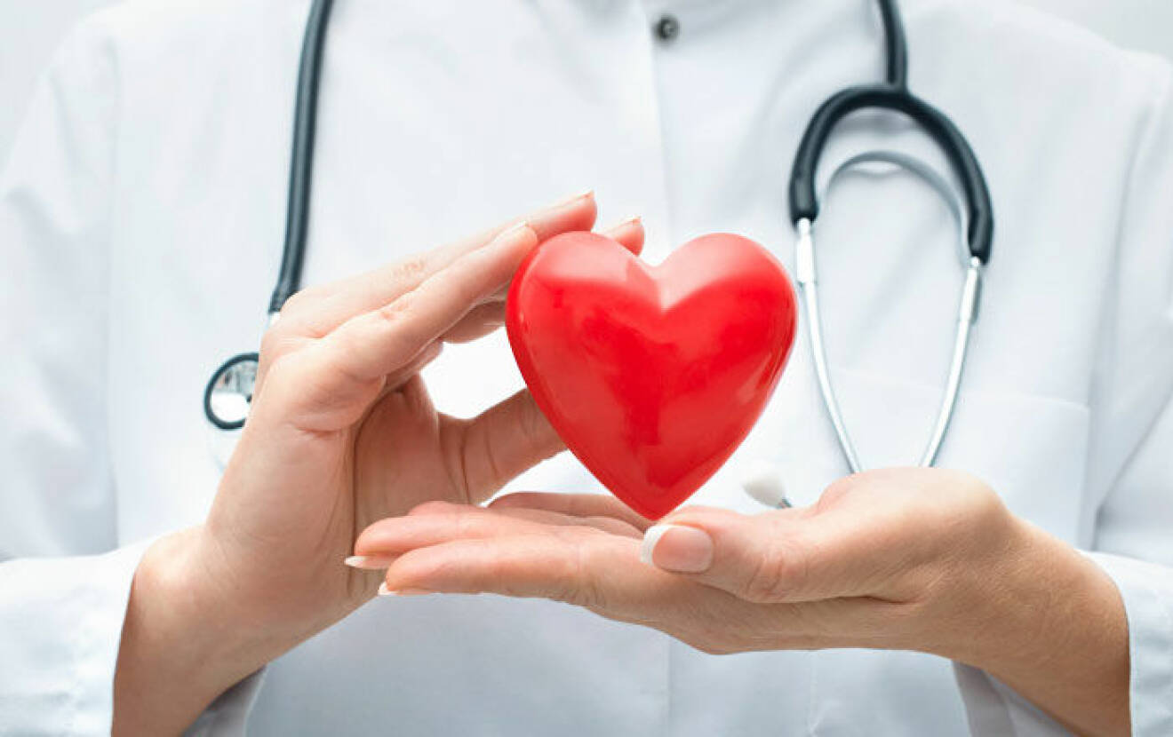 läkare som håller i ett hjärta