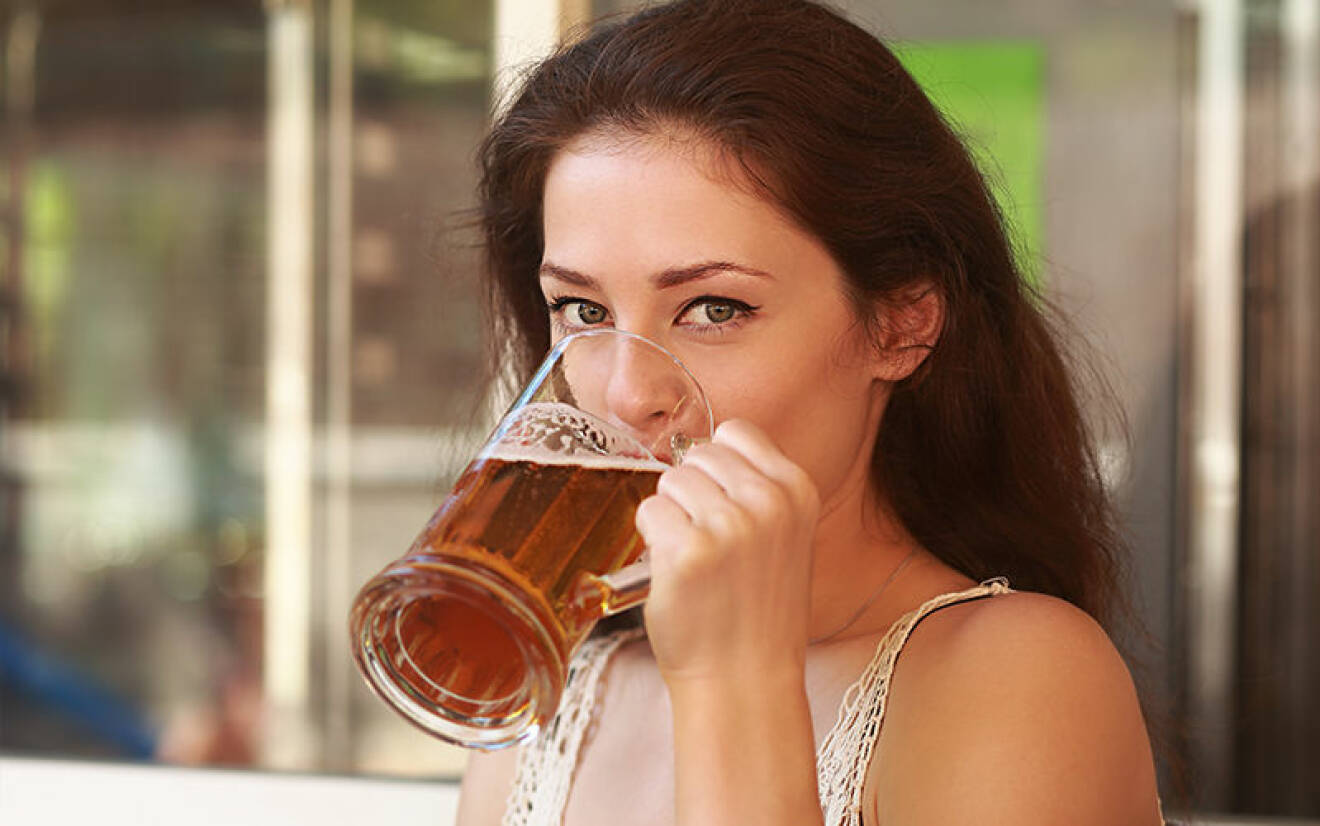 Kvinna som dricker öl
