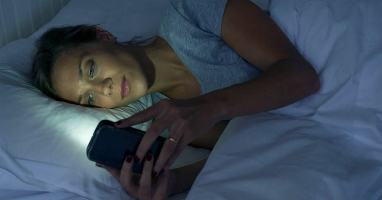 kvinna använder mobil på natten