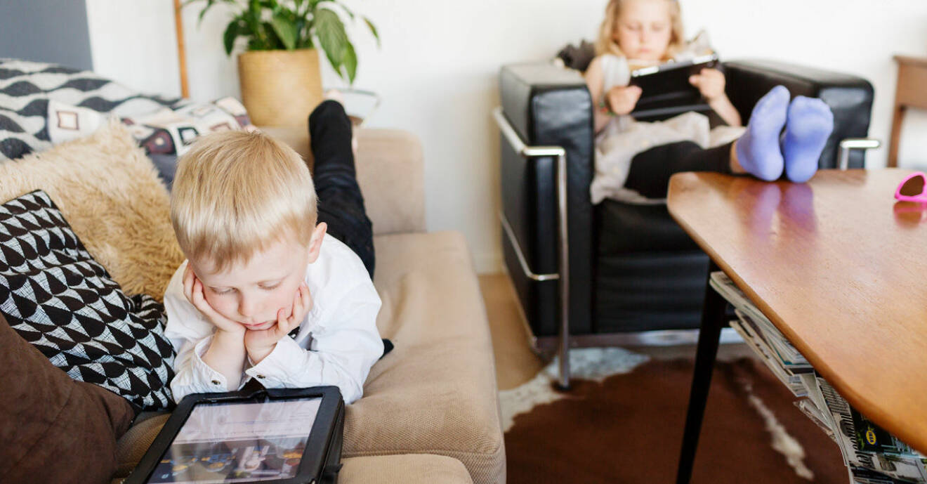Barn stillasitande med skärm istället för motion