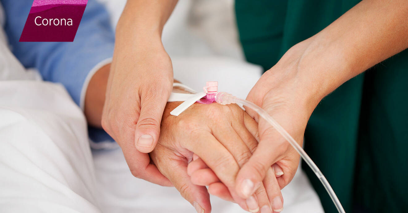 läkare håller person i handen i sjukhussäng