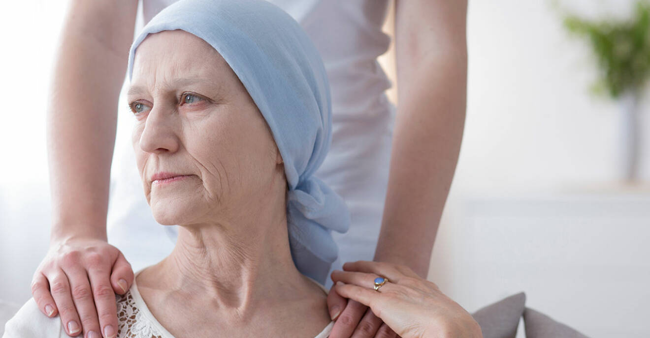 Cancersjuk kvinna med håret i turban får tröst