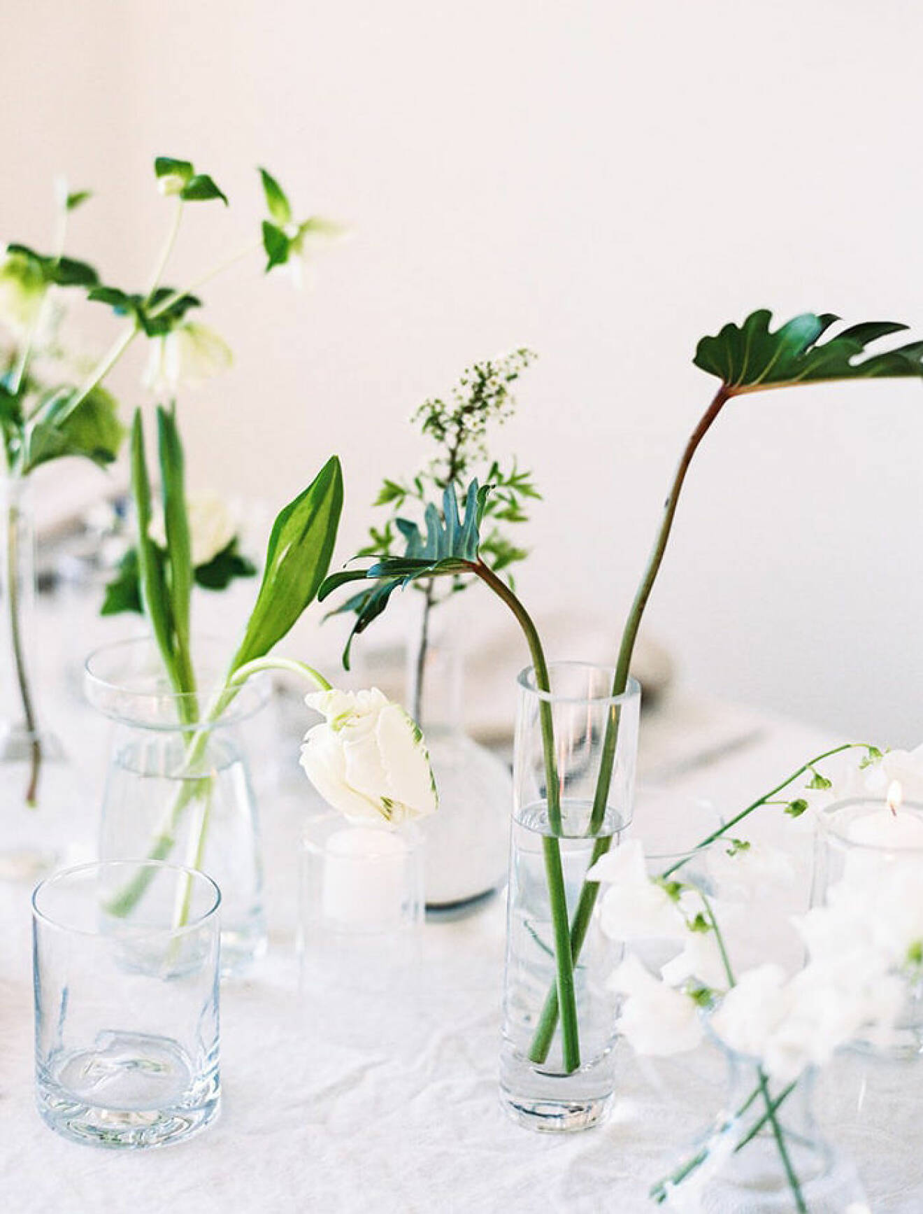 Gör blomsterarrangemangen till bröllopet och festen själv