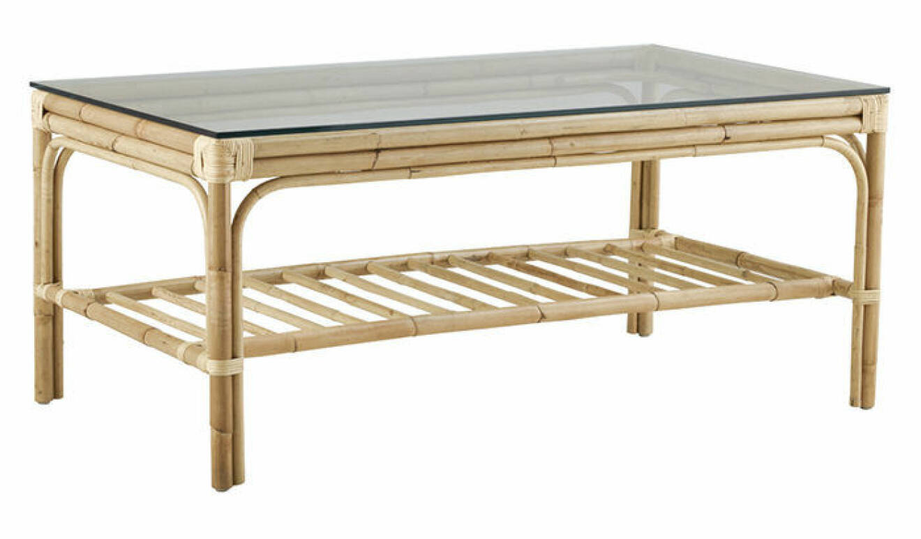 Klassiskt soffbord från Sika design i hållbar rotting med bordsskiva i glas. 