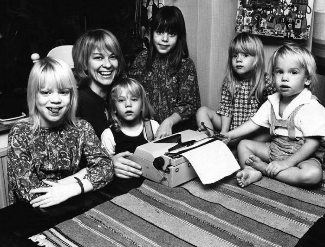 Gammal bild med Anna Wahlgren och fem av henne barn