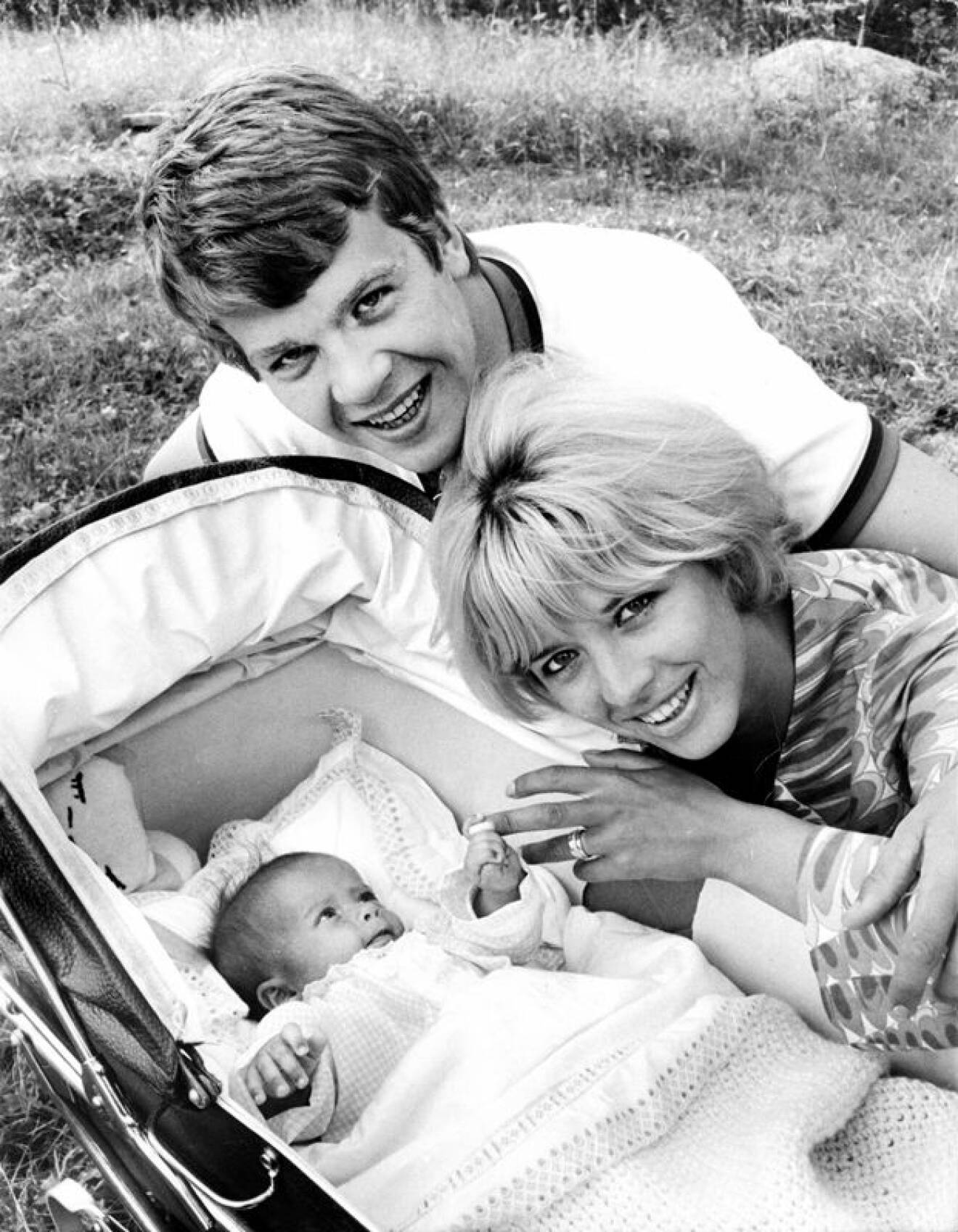 Barbro "Lill-Babs" Svensson tillsammans med Lasse Berghagen och en nyfödd Malin Berghagen 1966 