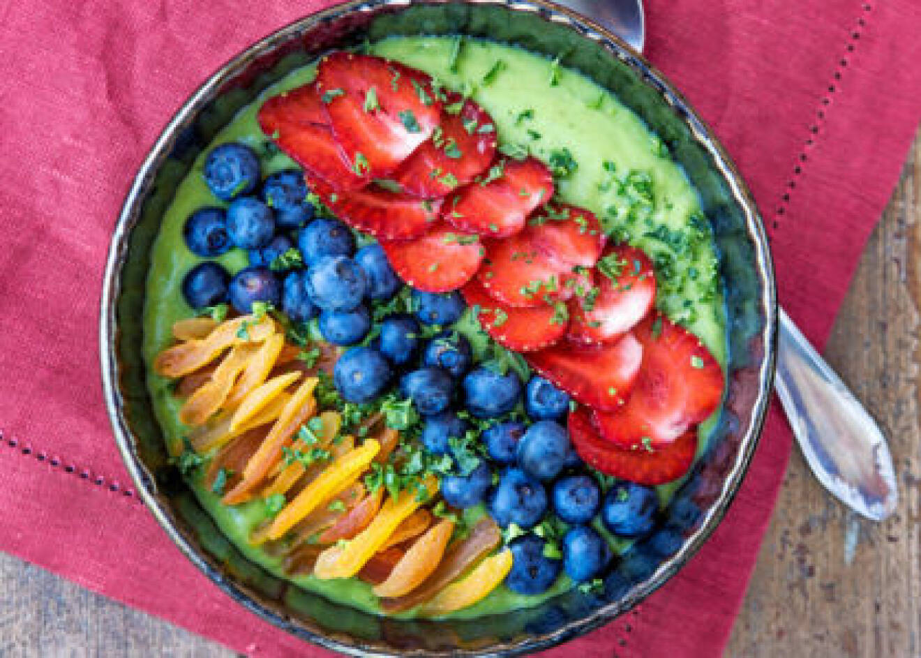 Bowl med avokado och grönkål.