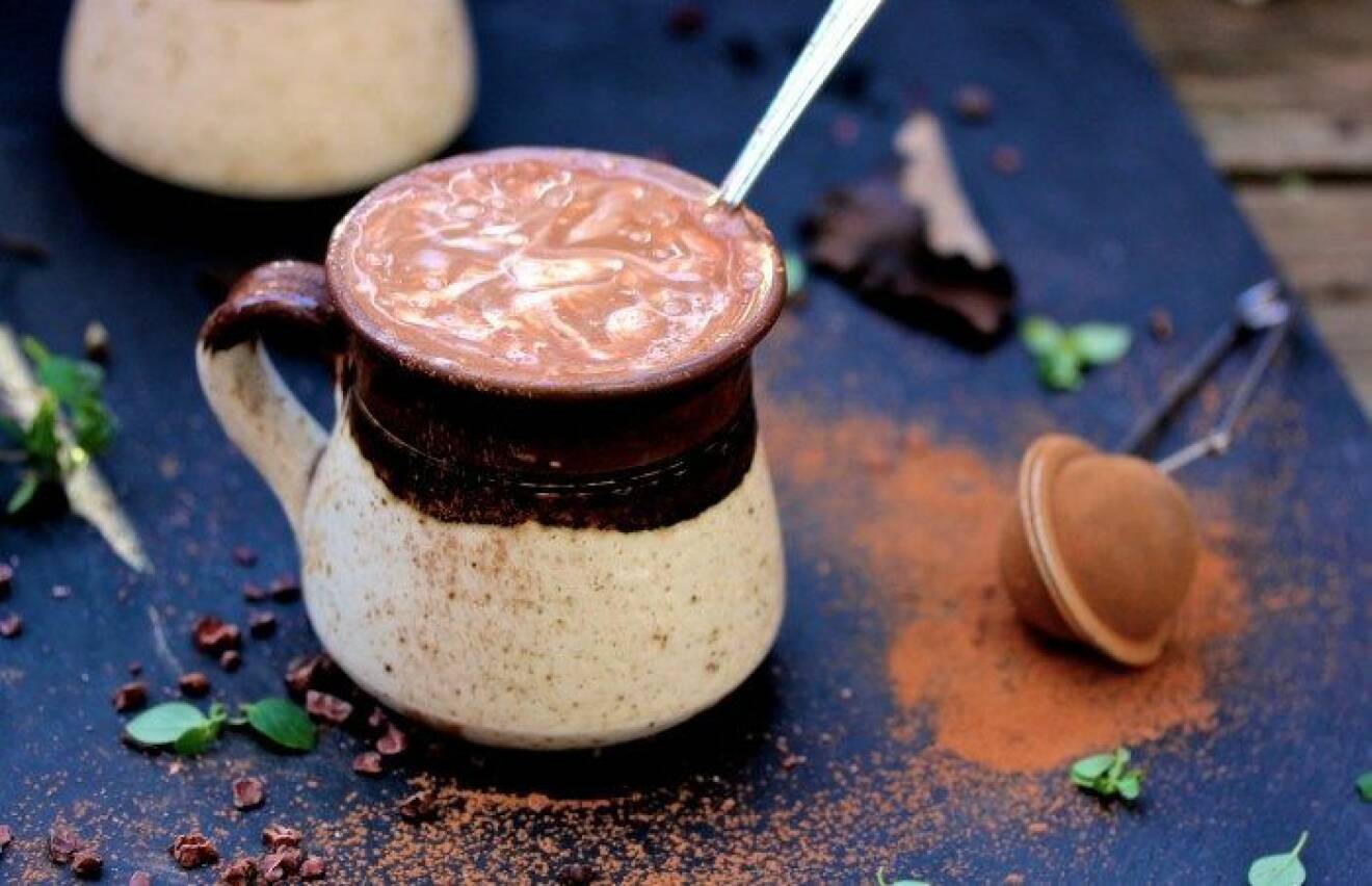 Varm choklad i kopp med sked