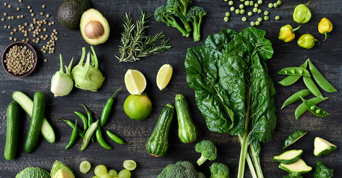 Ett bord fullt av gröna grönsaker