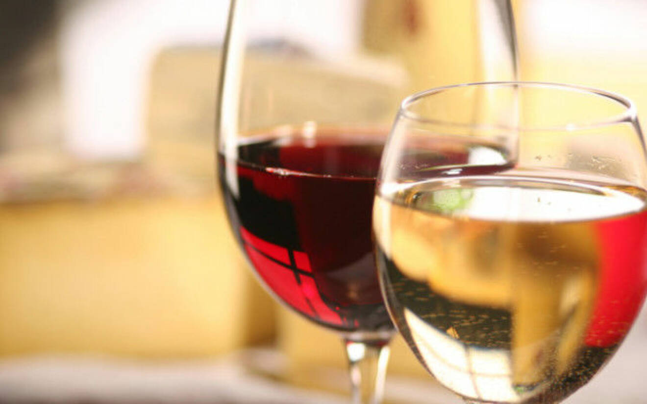 Vitt och rött vin i glas.