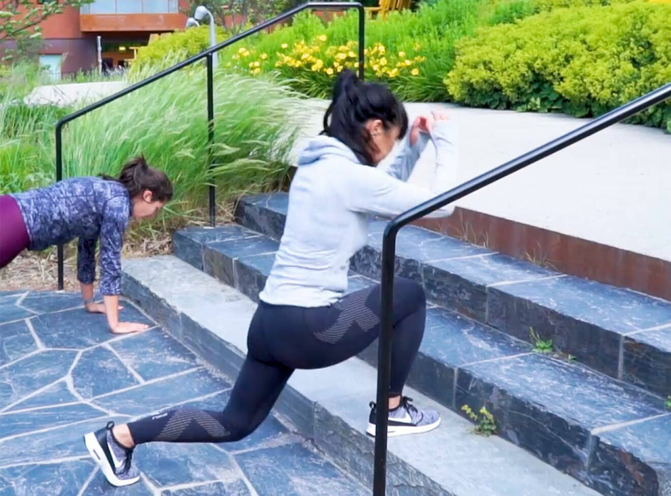 Walking lunges och plankan – HIIT-träning i trappa 6 övningar