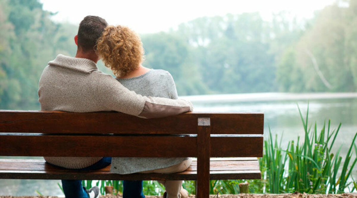 Пара на скамейке фотосессия. Который рядом со мной сидит. Влюбленные со спины. Подавленный человек. Влюбленные на скамейке.