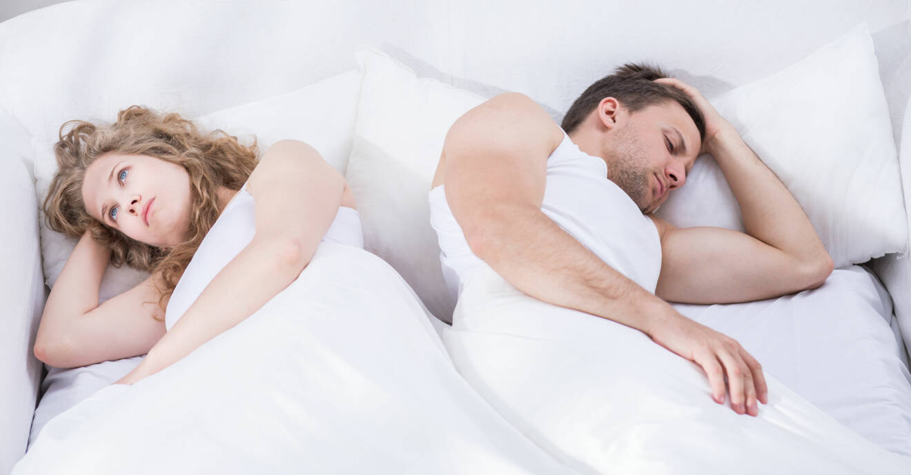 En kvinna och en man har inte sexlust utan ligger bortvända från varandra i en säng