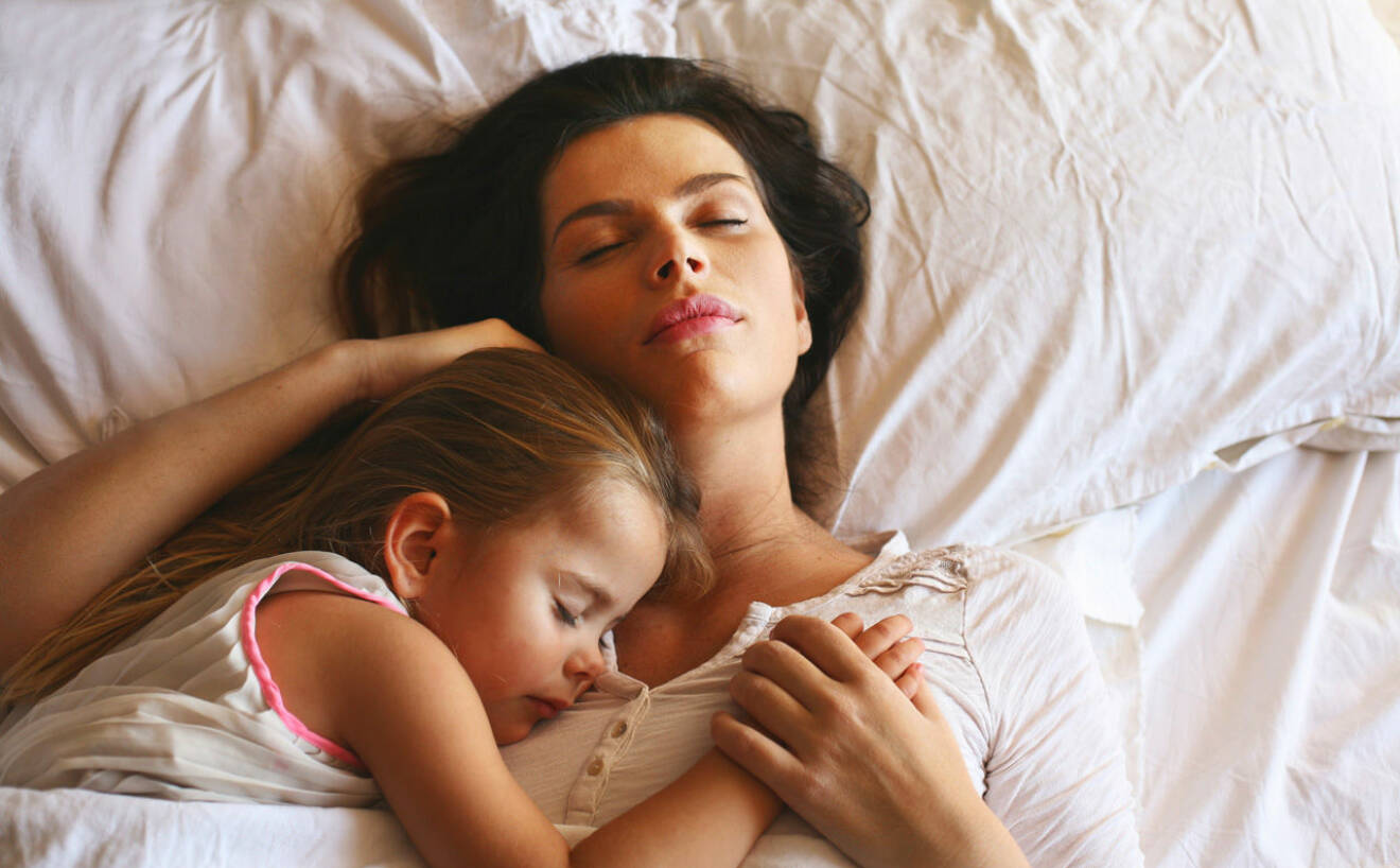 Mamma sover med dotter