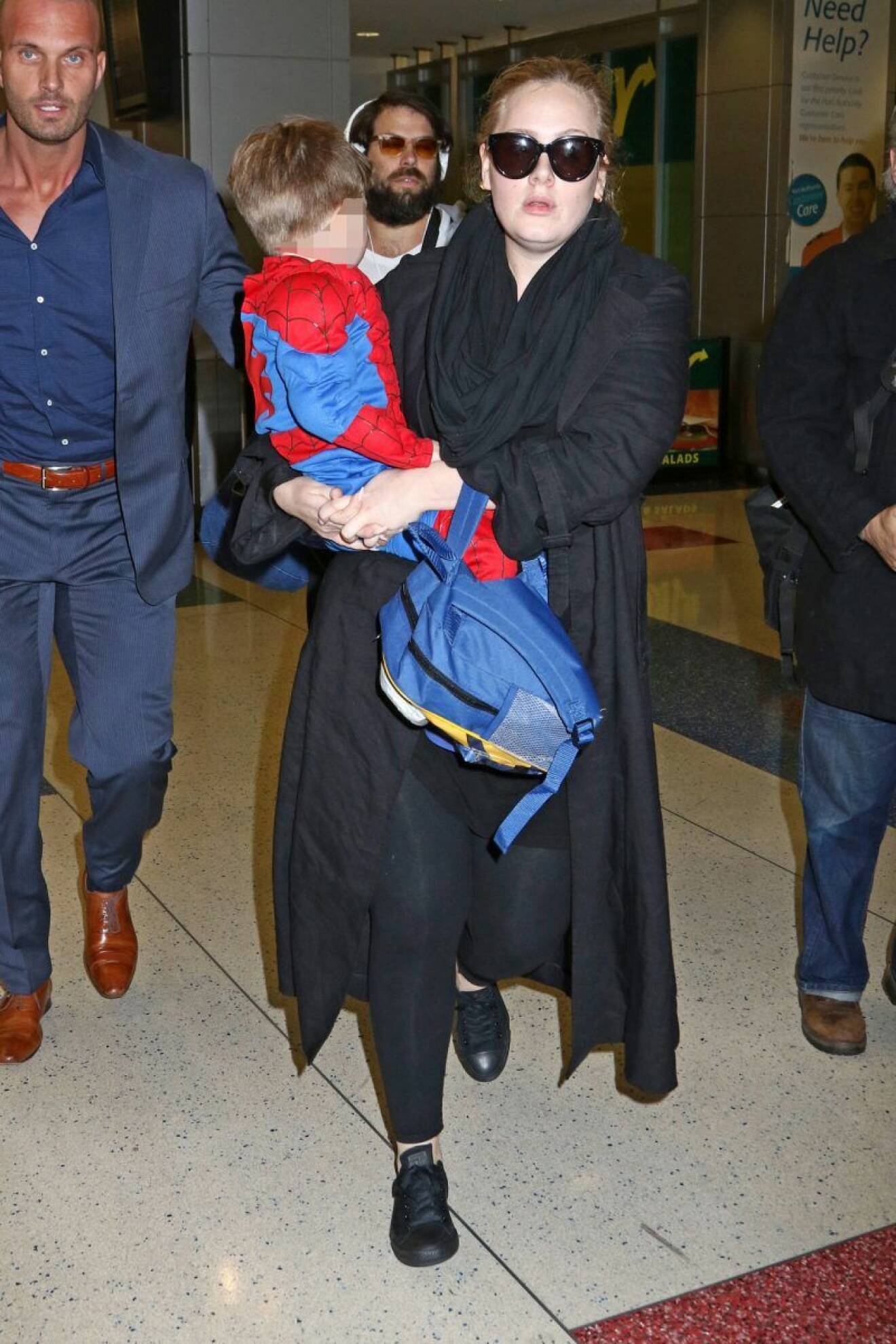 Adele tillsammans med sin son
